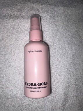 sophia+mabelle Hydra-Hold Hydrating Setting Spray — Pink